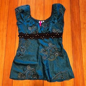 Teen scoop neck blouse. More fitted on top then flare out. Ties in the back